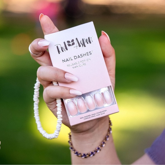 Red Aspen Jenna Goes Coconuts Coffin Nail Dashes Reusable Glue-on Nails - Picture 5 of 6